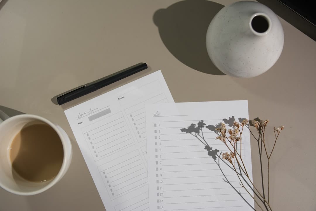 Checklist em papel ao lado de uma caneca — simbolizando planeamento e organização digital