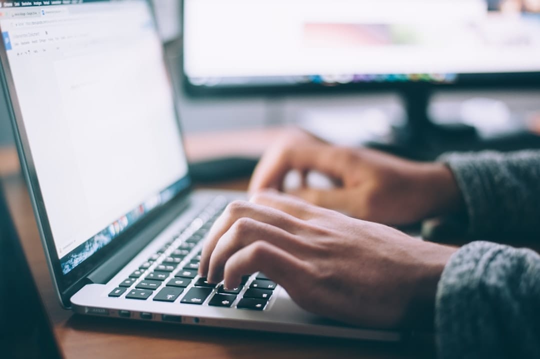 Pessoa a trabalhar num laptop usando ferramentas de inteligência artificial para aumentar a produtividade