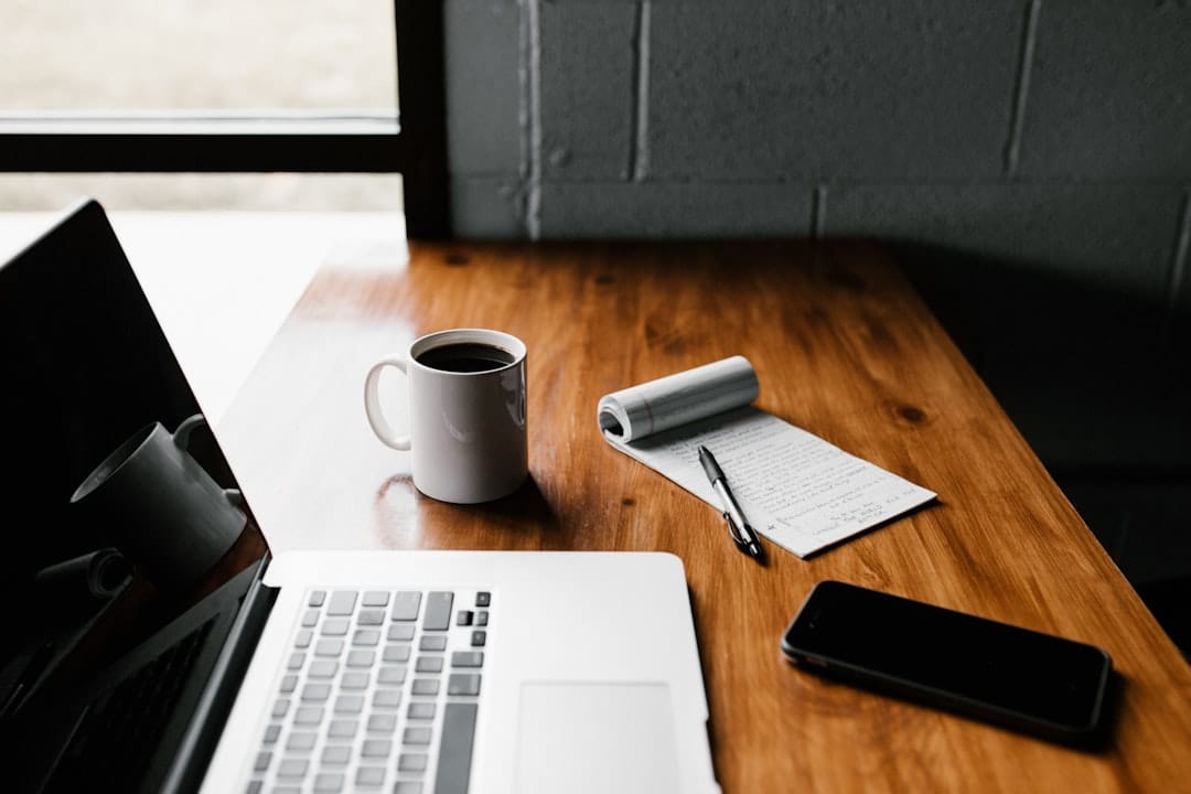 criação de conteúdo com inteligência artificial — pessoa a escrever artigos com IA num café em 2026